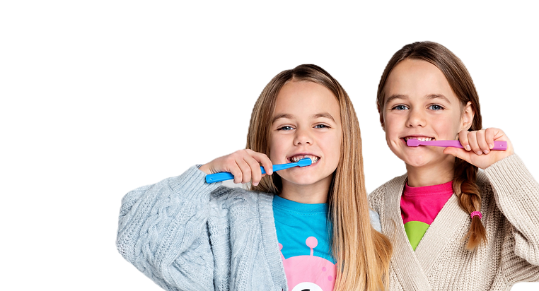 Dos niñas cepillandose sus dientes