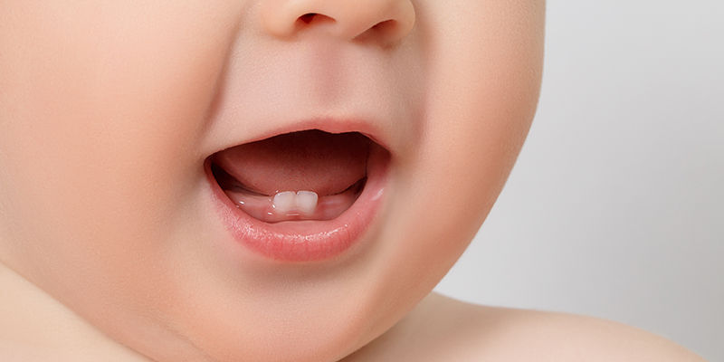 bebe-con-dientes-inferiores