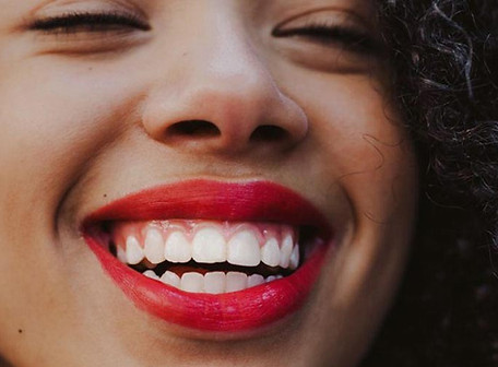 mujer-sonriendo-con-dientes-blancos-curaprox