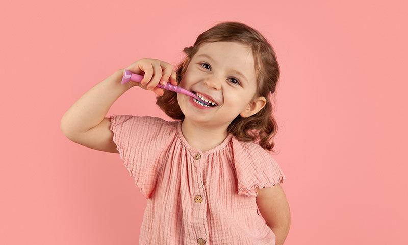 nina-lavandose-los-dientes-curaprox-kids